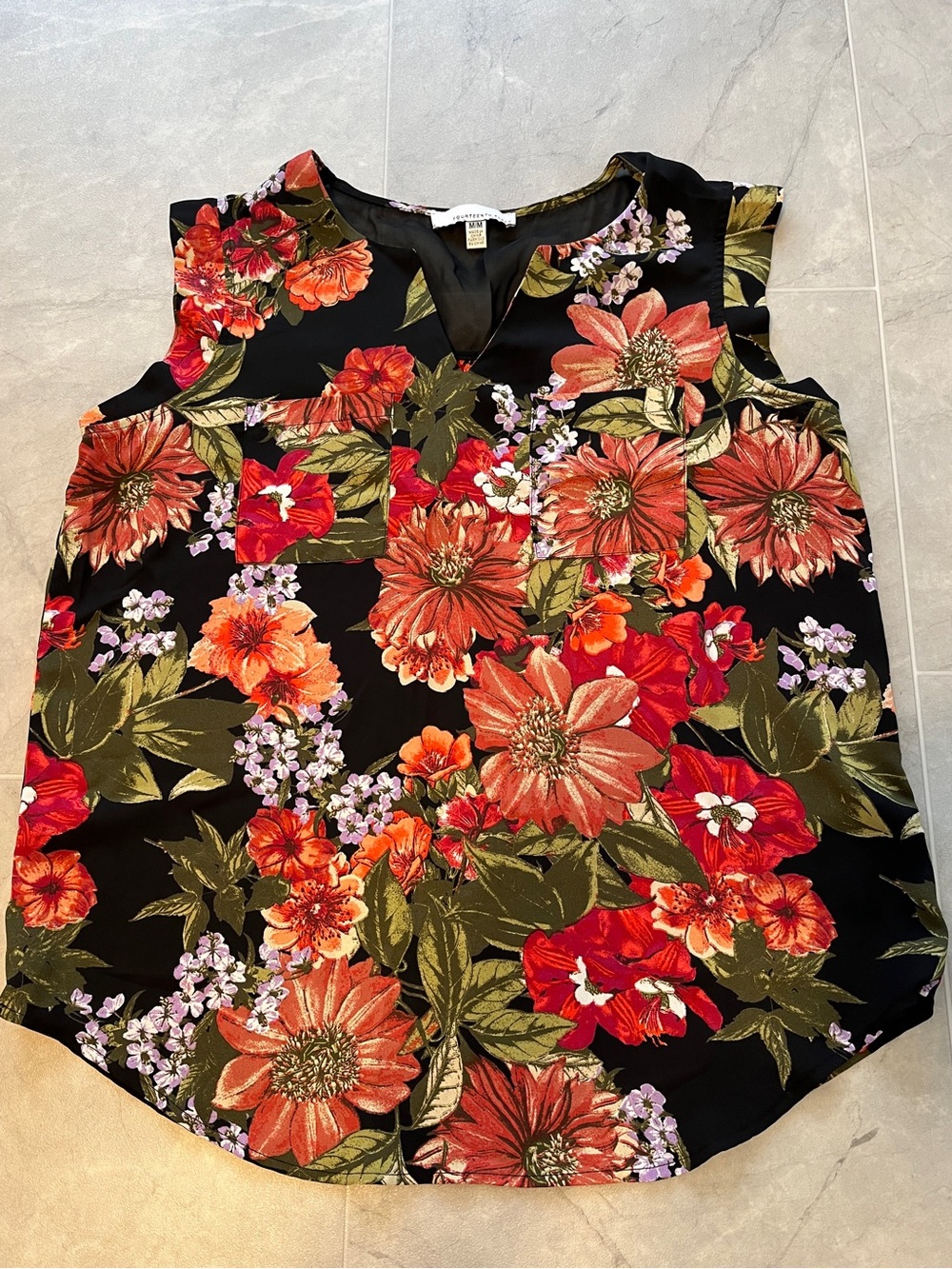 Fourteenth place Floral Sleeveless Blouse size M Camisole in Black and Red -